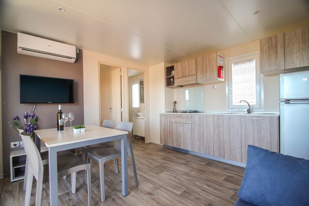 Holiday Mobile Homes Park Riviera Karigador Rum bild