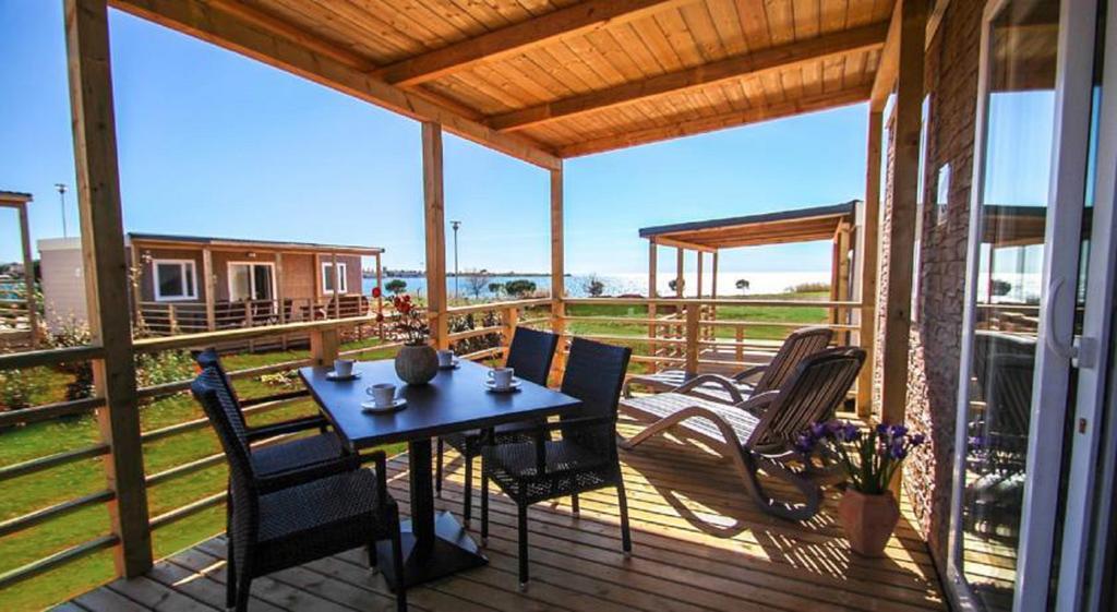 Holiday Mobile Homes Park Riviera Karigador Rum bild